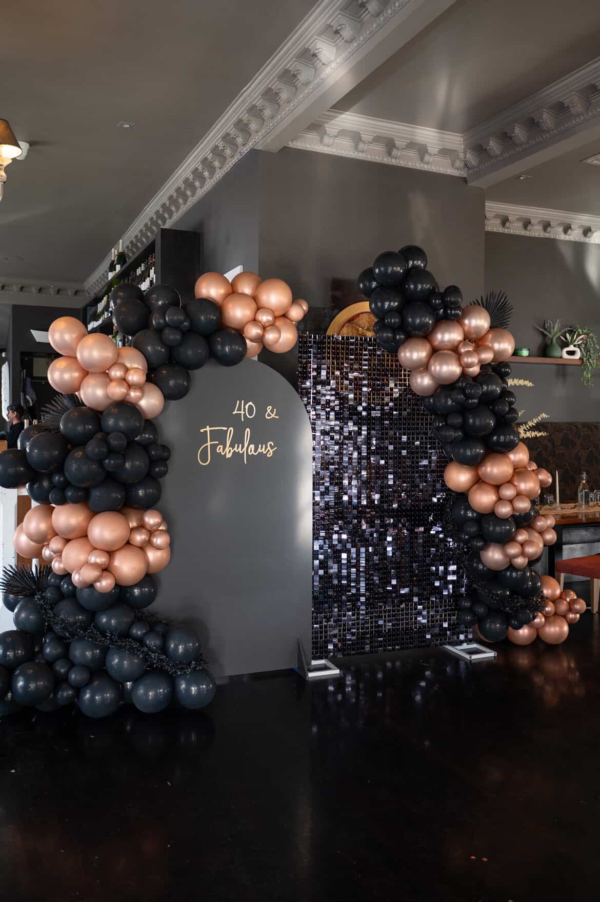 Black Luxe Shimmer / arch Celebration Setup