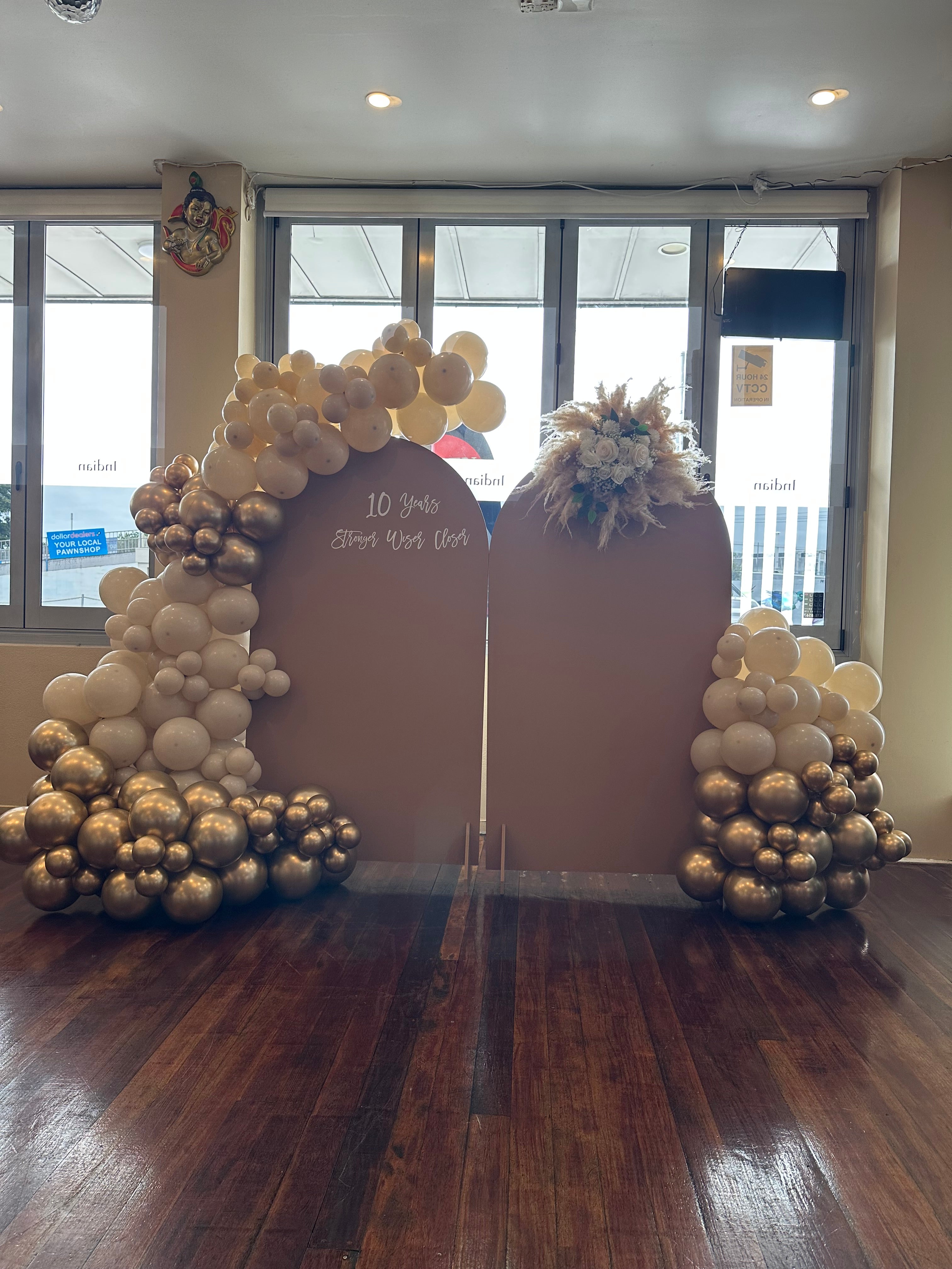 2 arches / balloon garlands / cake stand